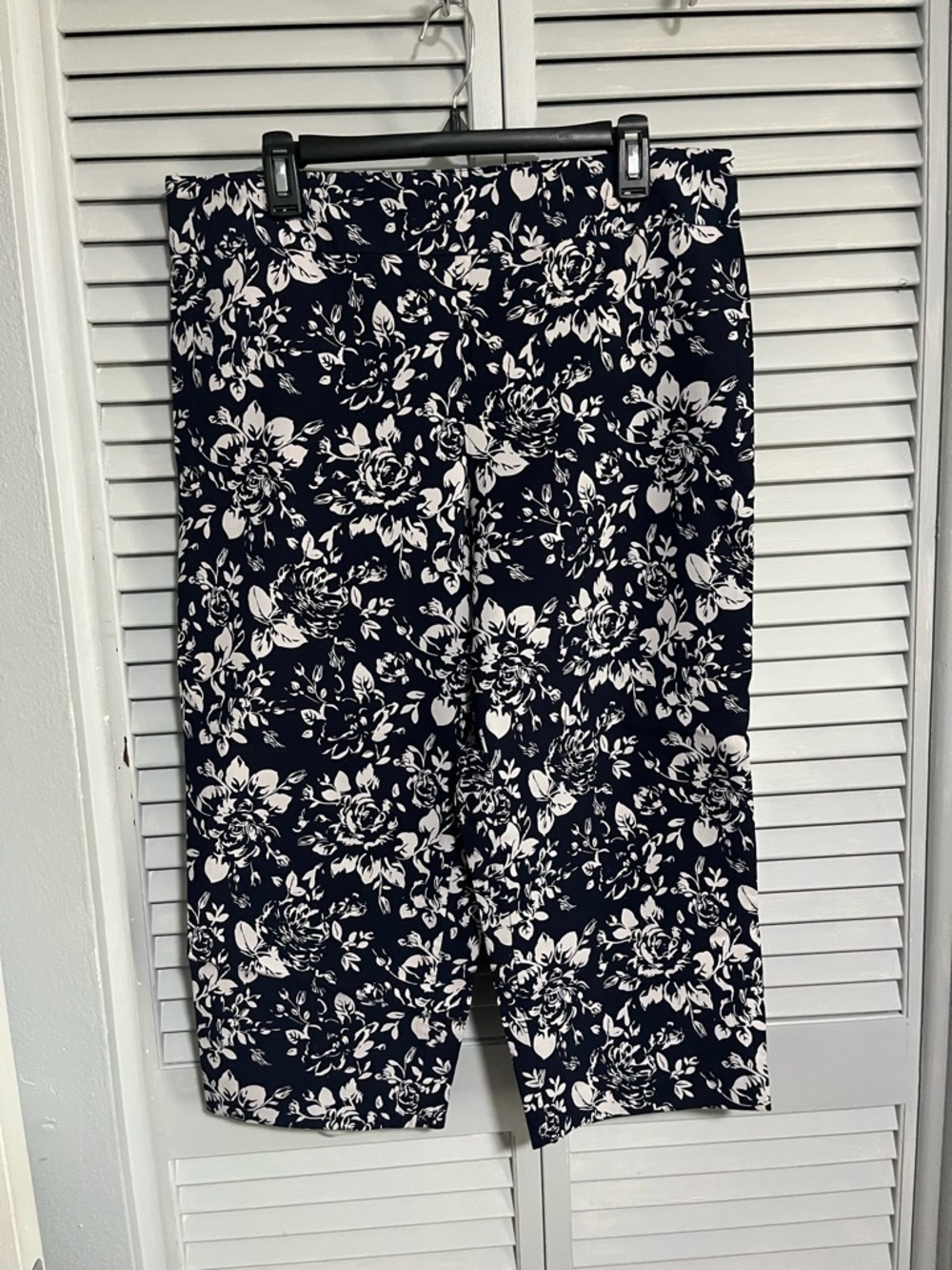Avenue Navy and White Floral Print Capris
